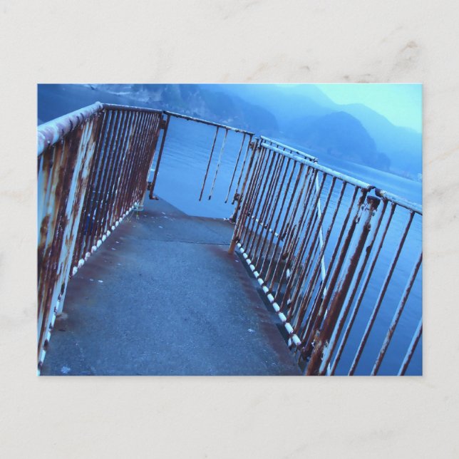 A mysterious and blue-gray and desolate seaside postkarte (Vorderseite)