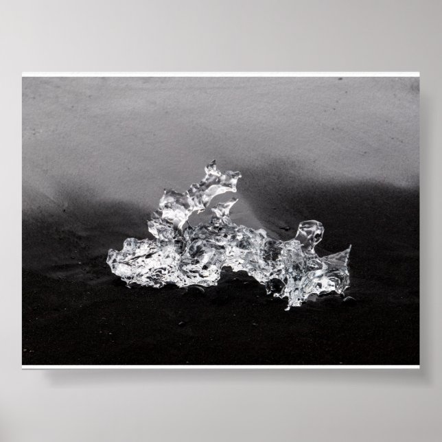 A piece of Ice in the Diamond beach Poster (Vorne)