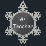 A Plus Teacher Chalkboard Design Geschenk Idee Schneeflocken Zinn-Ornament<br><div class="desc">A Plus Teacher Chalkboard Design Teacher Geschenk Idee Weihnachtsbaum Ornament</div>