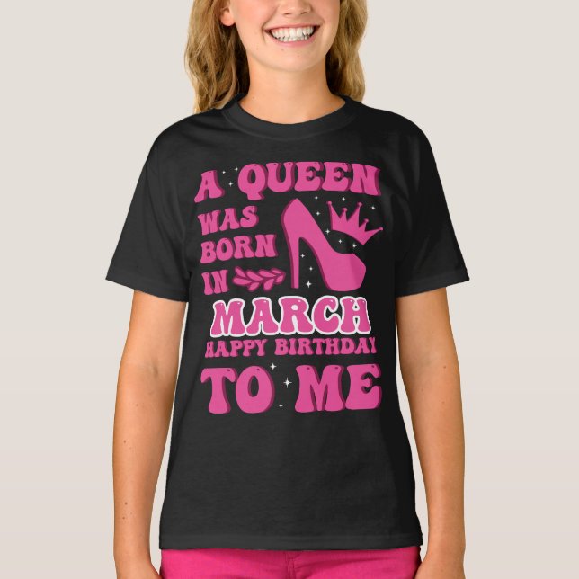 A Queen Was Born in March – Stylish Birthday Gift  T-Shirt (Vorderseite)