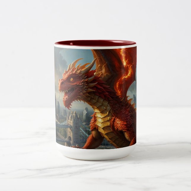 A Red Welsh Dragon Terrorizes London Zweifarbige Tasse (Mittel)
