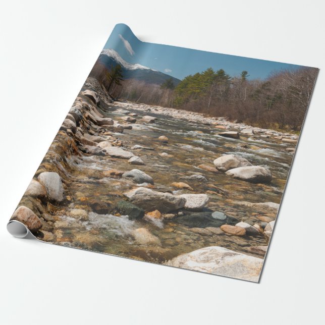 A running stream river with clear water flowing wi geschenkpapier (Ungerollt)