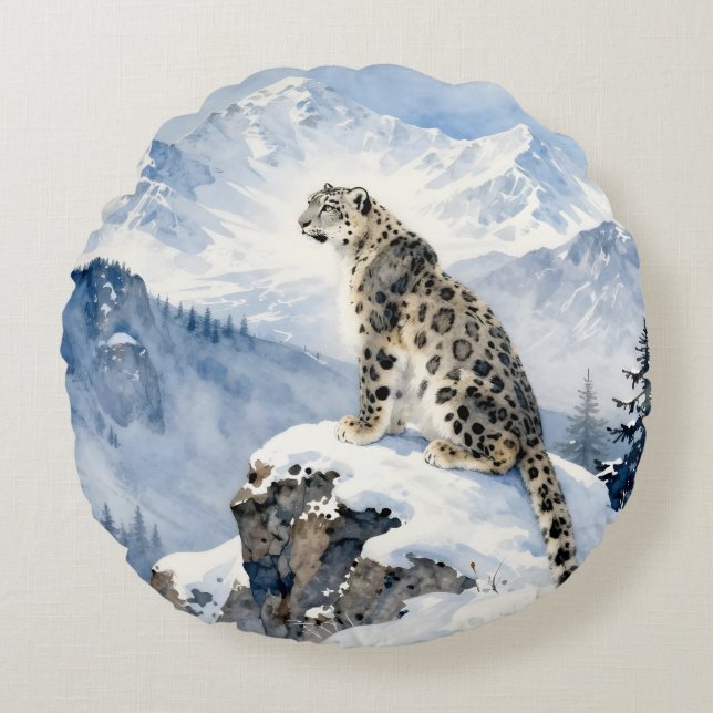 A Snow Leopard on Snowy Peak Rundes Kissen (Vorderseite)