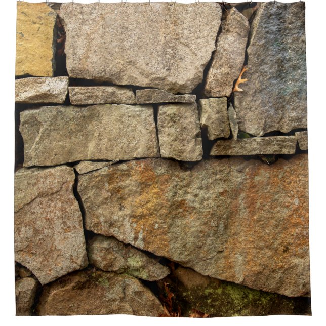 A stone wall made of cobblestones background textu duschvorhang (Vorderseite)