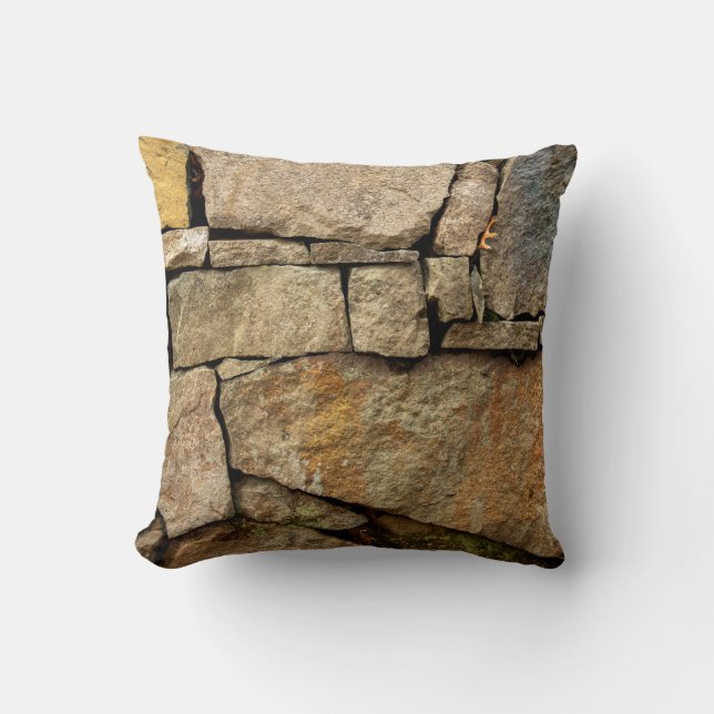 A stone wall made of cobblestones background textu kissen (Vorderseite)