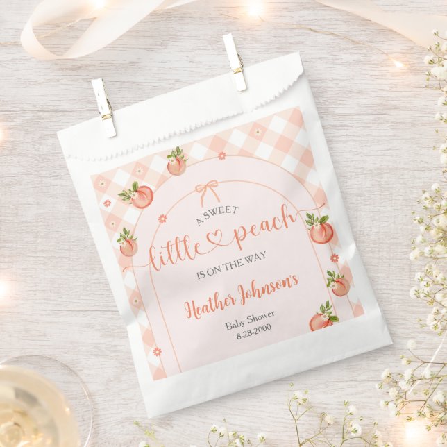A Sweet Little Peach Gingham Baby Shower Geschenktütchen (Ausgeschnitten)