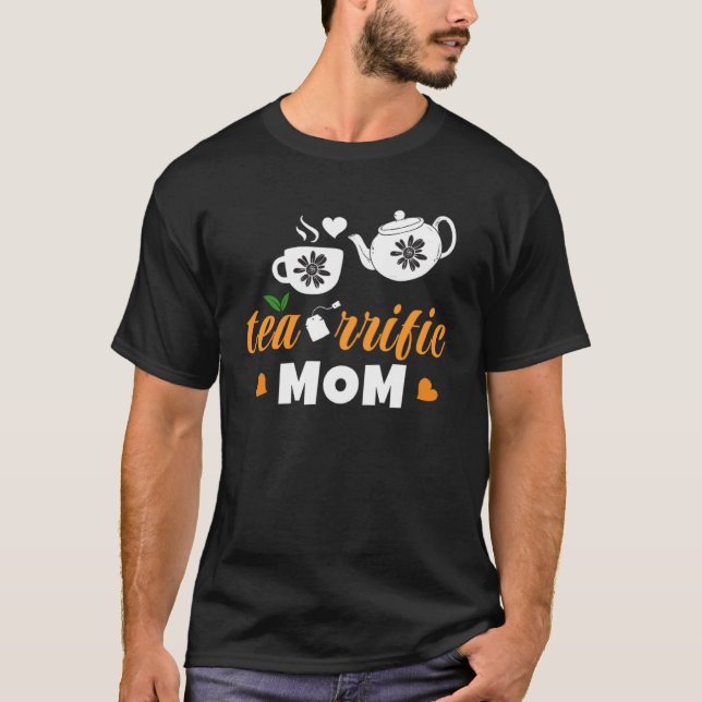 A  Tea rrific Mom With A Tea Pot And Cup T-Shirt (Vorderseite)