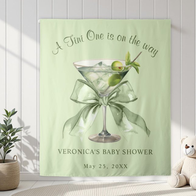 A tini One is on the Way Bow Martini Baby Shower Wandteppich (A tini One is on the way Sage Green Coquette Martinit baby Shower Backdrop)