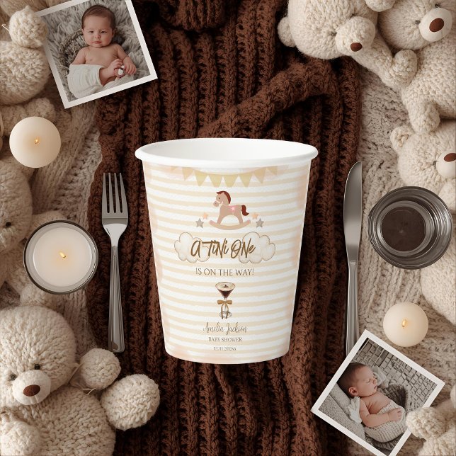 A Tini One On The Way Espresso Martini Baby Shower Pappbecher (Von Creator hochgeladen)