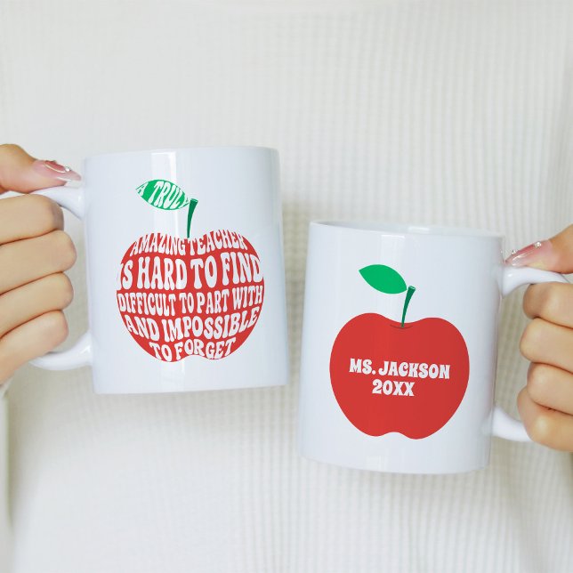 A Truly Amazing Teacher Apple Typography Kaffeetasse (Von Creator hochgeladen)
