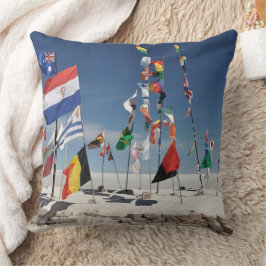 A United World in the Heart of the Salar de Uyuni Kissen