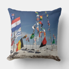 A United World in the Heart of the Salar de Uyuni Kissen