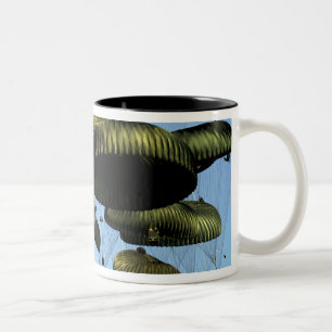 A US Air Force C-17 Globemaster III Zweifarbige Tasse