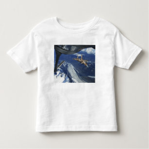 A US Air Force F-15C Adler positioniert sich selbs Kleinkind T-shirt