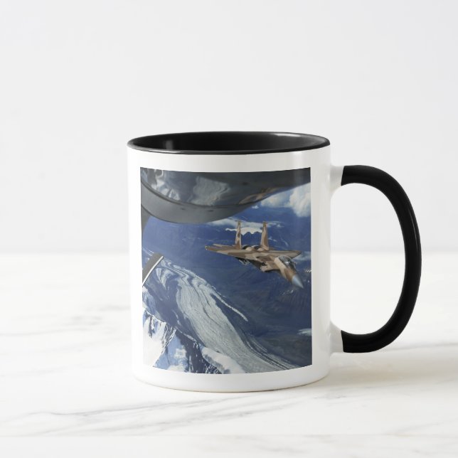 A US Air Force F-15C Adler positioniert sich selbs Tasse (Rechts)