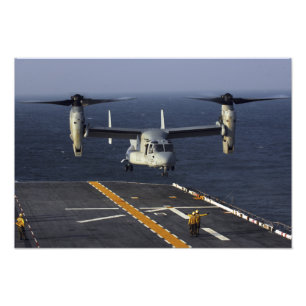A V-22 Osprey bereitet sich auf Landung vor Fotodruck