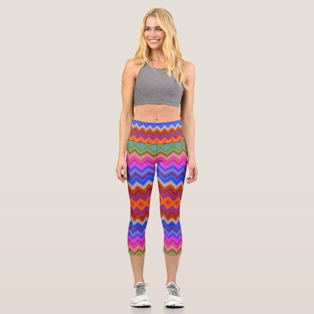 A woman wears vibrant, zigzag-patterned leggings  (Vorderseite)