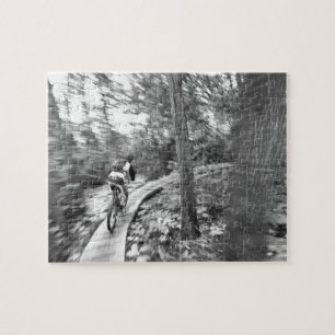 Aaron Rodgers Mountainbiken auf der Treppe zum Puzzle