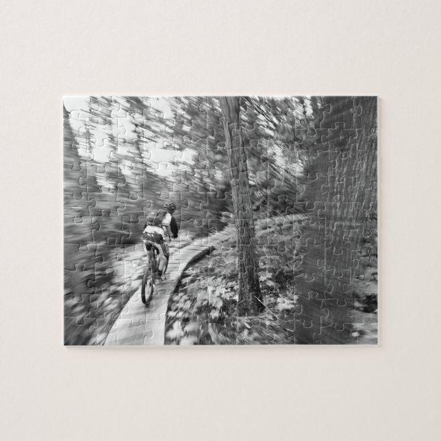 Aaron Rodgers Mountainbiken auf der Treppe zum Puzzle (Horizontal)