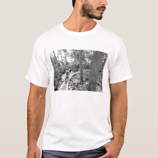 Aaron Rodgers Mountainbiken auf der Treppe zum T-Shirt (Vorderseite)