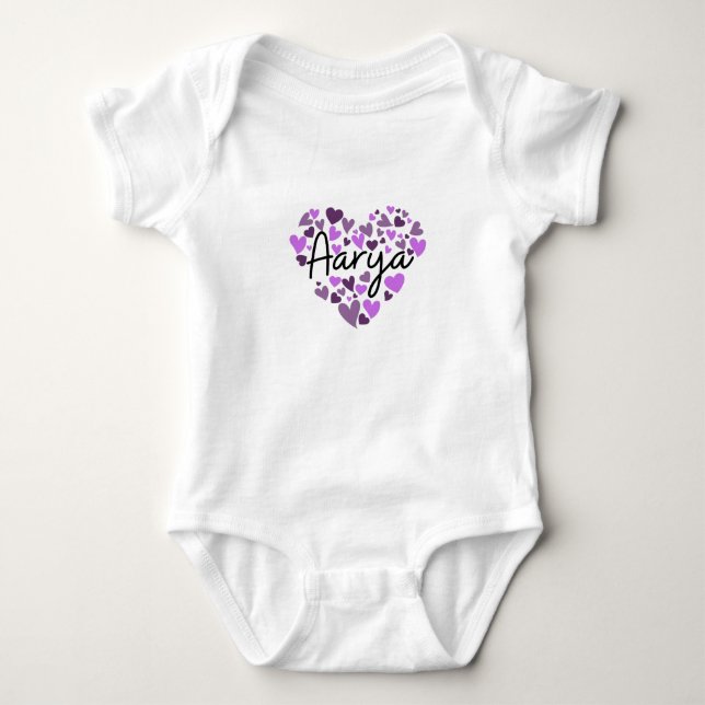 Aarya, lila Herzen Baby Strampler (Vorderseite)