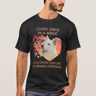 Ab und zu begibt sich eine Berger Blanc Suisse. T-Shirt