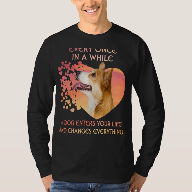 Ab und zu betritt ein Corgi das Leben T-Shirt (Vorderseite)