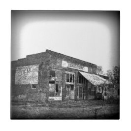 Abandoned Bauern Business in Black and White Fliese