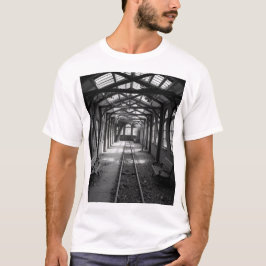 Abandonierter Bahnhof - Holzkohle Kunst in Schwarz T-Shirt