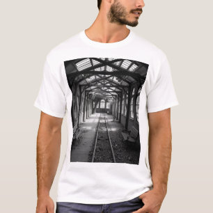 Abandonierter Bahnhof - Holzkohle Kunst in Schwarz T-Shirt