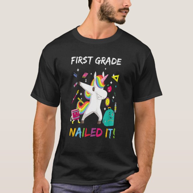 Abb. 1st Grade Nails It First Abschluss Boys T-Shirt (Vorderseite)