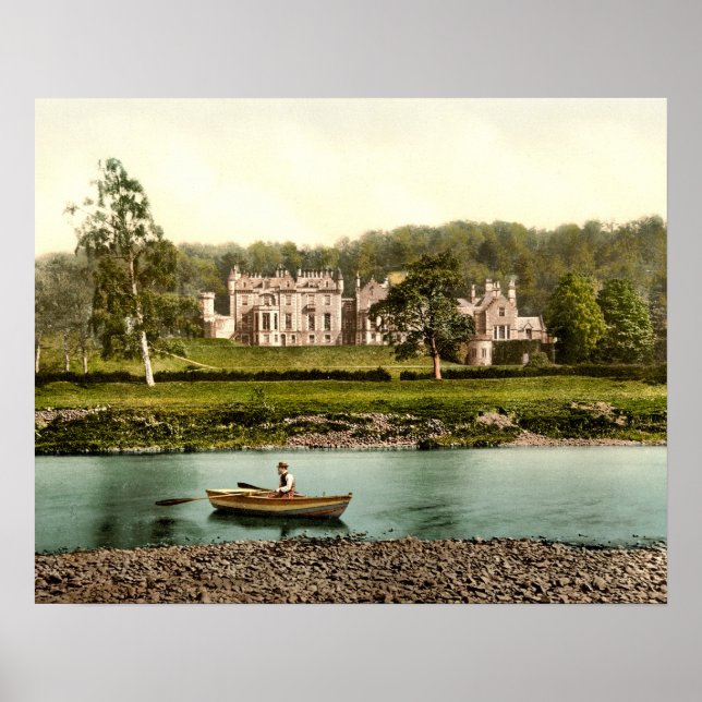 Abbotsford House aus dem Fluss Tweed in Schottland Poster (Vorne)