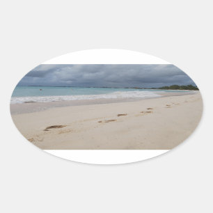 Abdrücke im Sand-Strand Ovaler Aufkleber