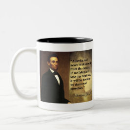 Abe Lincoln Zitat "Amerika ist nie… " Zweifarbige Tasse