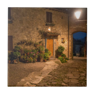 Abend in der antiken Hügellandschaft Fliese