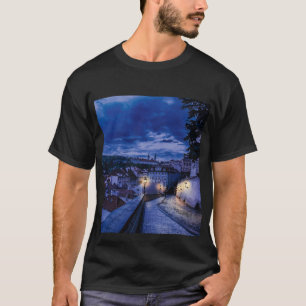Abend Straße in Prag T-Shirt