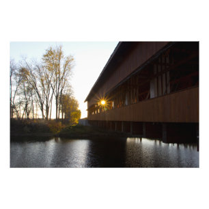 Abend Sun strahlt durch die Buck Run Bridge Fotodruck