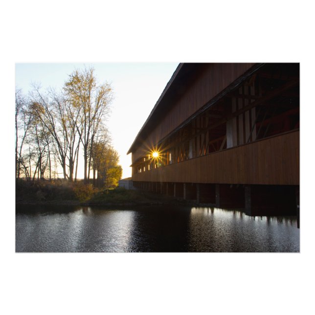 Abend Sun strahlt durch die Buck Run Bridge Fotodruck (Vorne)