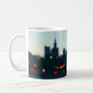 Abend Warschau: verschwommene Stadtbild-Silhouette Kaffeetasse