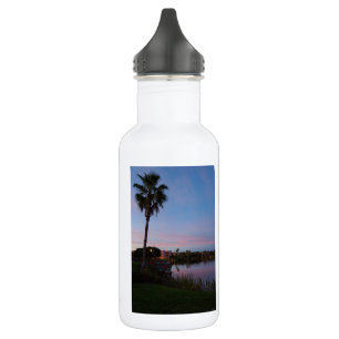 Abendliche Wasserflasche mit Palmenbaum