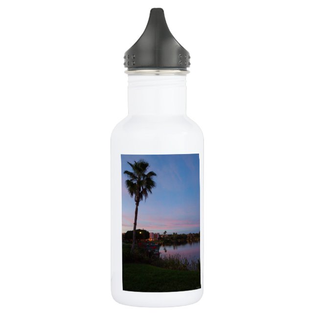 Abendliche Wasserflasche mit Palmenbaum (Links)
