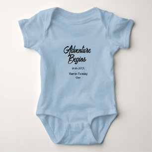 Abenteuer beginnt 1. Geburtstag Name Datum einfach Baby Strampler