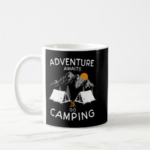 Abenteuer erwartet, gehen Camping in der Natur für Kaffeetasse
