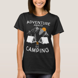 Abenteuer erwartet, gehen Camping in der Natur für T-Shirt