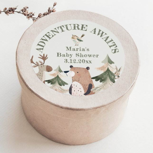 Abenteuer erwartet Woodland-Tiere Sage Baby-Dusche Runder Aufkleber (Von Creator hochgeladen)