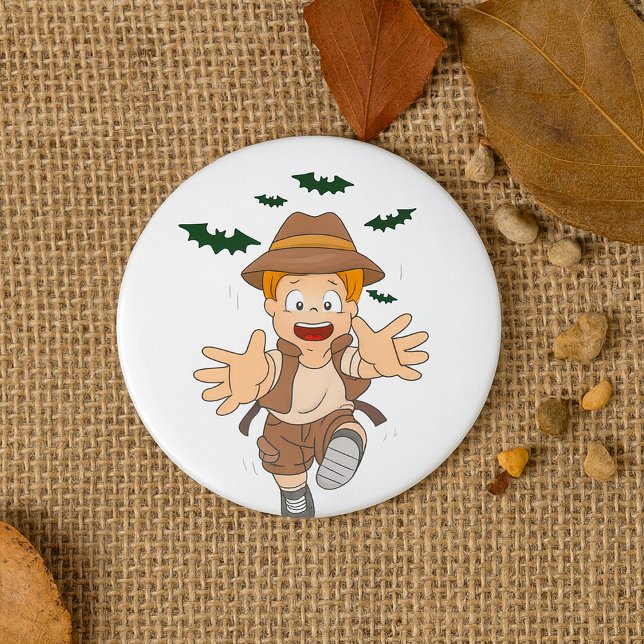 Abenteuer-Explorer-Kid läuft von Fledermäusen Button (Von Creator hochgeladen)