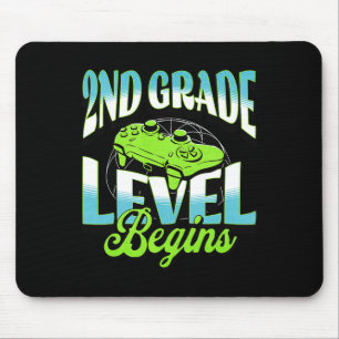 Abenteuer im Retro-Gaming-Stil auf 2. Klassenstufe Mousepad
