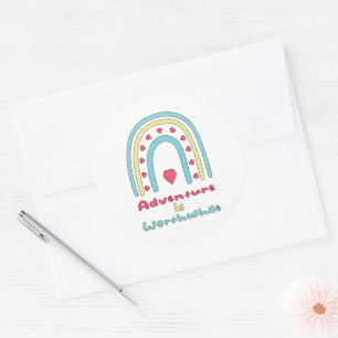 Abenteuer lohnt sich farbenfroher Boho Regenbogen Runder Aufkleber