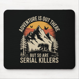 Abenteuer sind da draußen, aber Serienmörder auch Mousepad