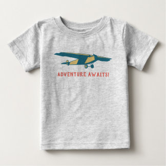Abenteuer warten auf ein Vintage-Flugzeug Baby T-shirt